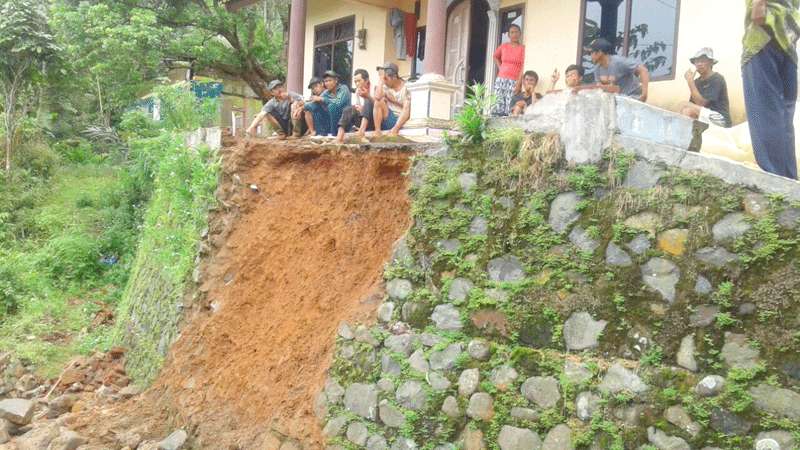 Hujan Deras, Talud Ambrol Ancam Rumah Warga Dayeuhluhur