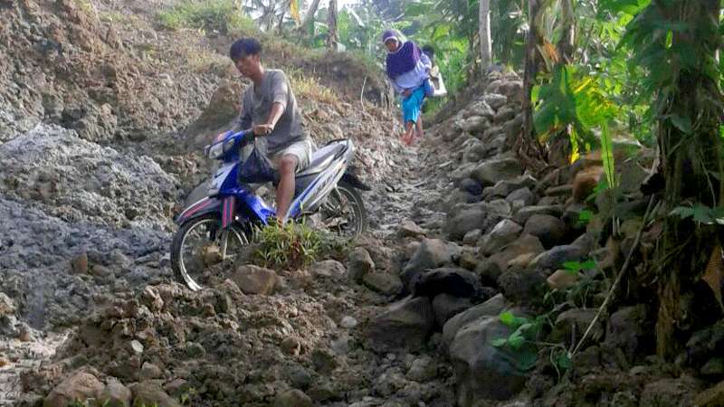 Jalan Cadasmalang Cimangu Langganan Longsor