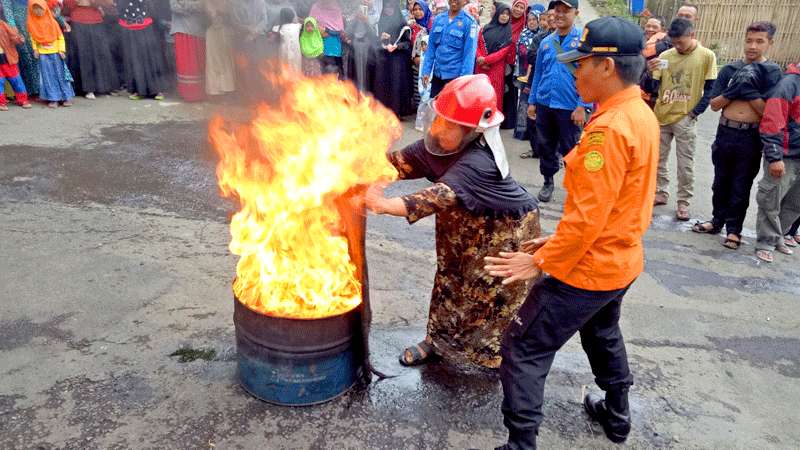 Pelatihan Pemadaman Api di Bambangan, Awalnya Takut, Akhirnya Ketagihan