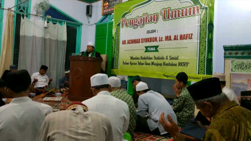 KH. Achmad Syukron,Lc. MA . Al Hafiz  Mengisi Pengajian Umum di Masjid Nurul Ikhsan Pagendongan