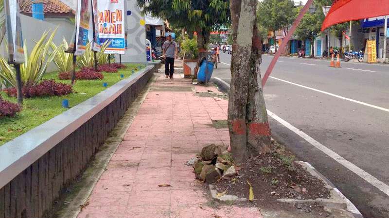 Ujicoba Pelapis Keramik Trotoar Purbalingga Gagal