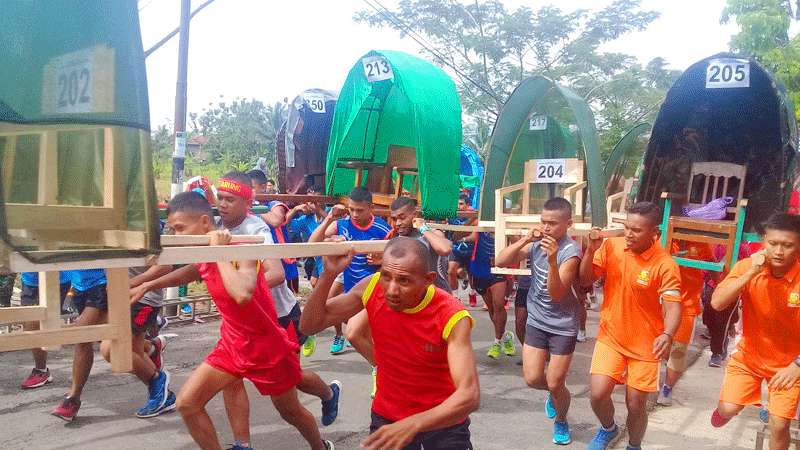 Unik, Di Purbalingga Lomba Lari Sambil Bawa Tandu