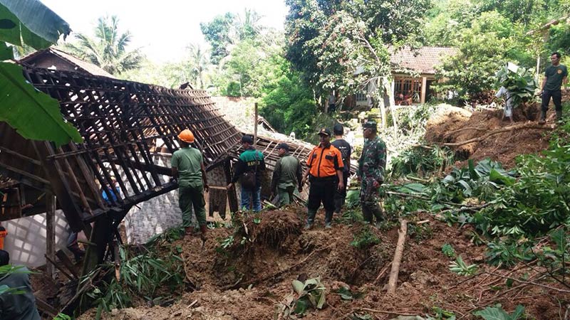 Longsor Hantam Rumah Warga Lumbir