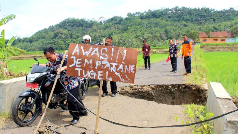 Jembatan Alternatif Karanganyar-Kertanegara Purbalingga Ambles