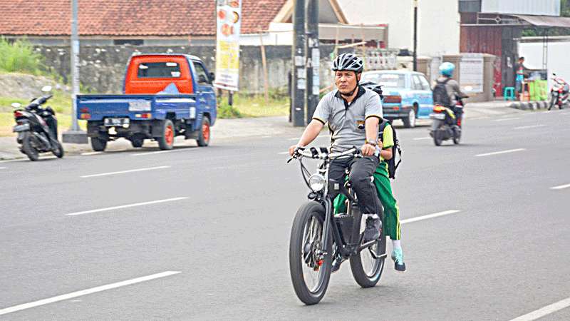 Kapolres Cilacap Antar Anak ke Sekolah Naik Onthel