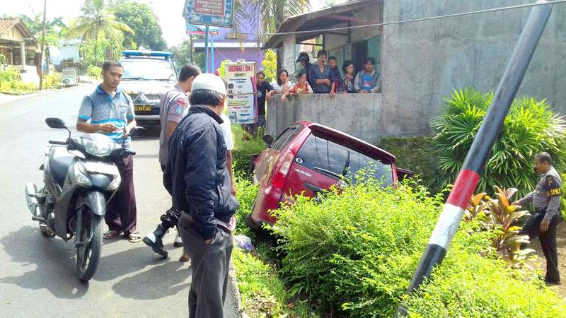 Mobil Nyungseb Masuk Halaman Rumah di Pengadegan