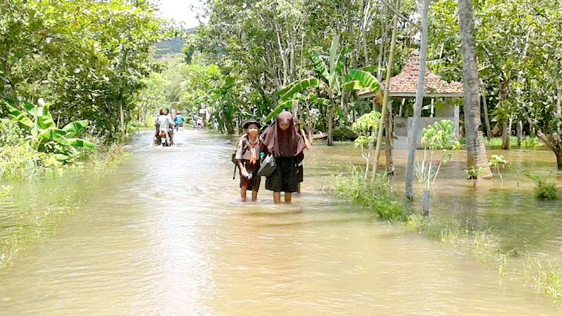 Pengungsi Banjir di Desa Tarisi Kecamatan Wanareja,Bertahan di Tanggul