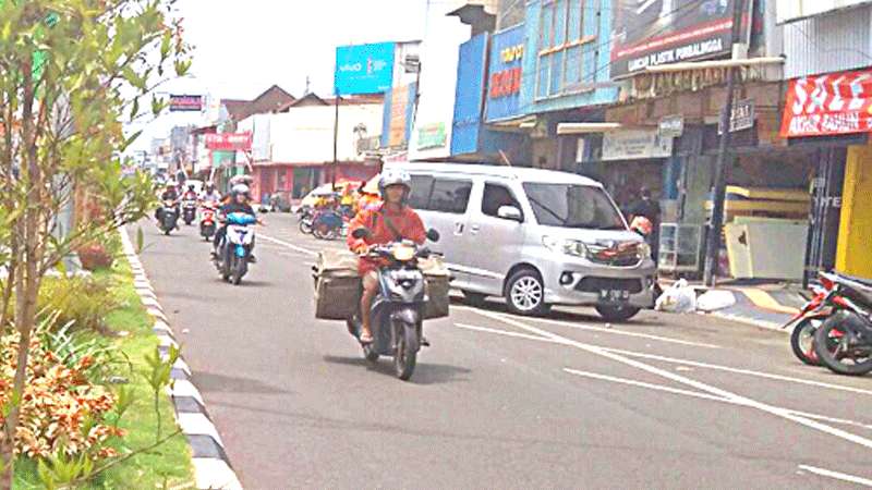 Bangunan Toko di Jalan Jendsoed Purbalingga Wajib Dicat Ulang