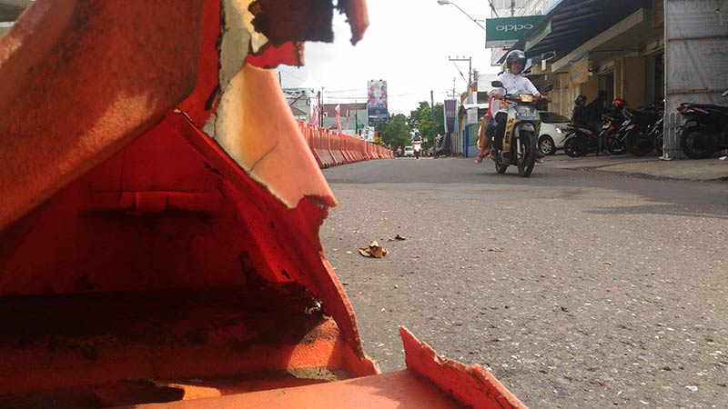 Barrier Jalan Perintis Keropos Ditakutkan Merusak Kendaraan