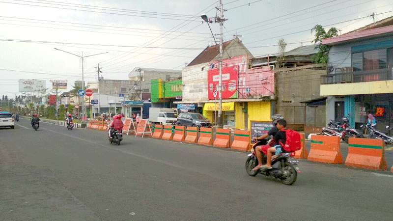 Barrier Di Pertigaan Jalan Wirasaba Bakal Dipasang Permanen