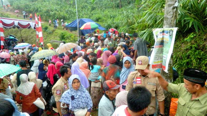 Demi Beras, Warga Desa Jingkang Kecamatan Karangjambu Rela Jalan 3 Km