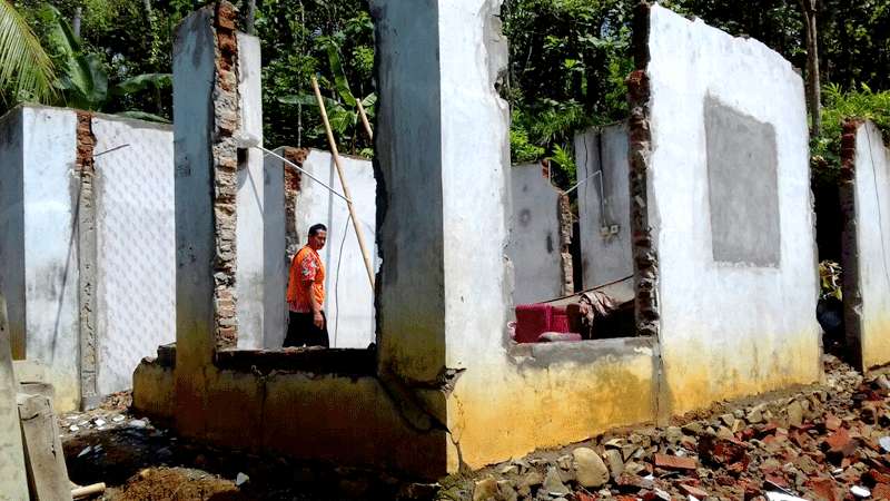 Empat Rumah Dibongkar di Desa Cijati Kecamatan Cimanggu