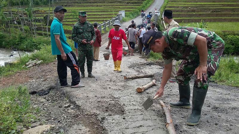 Hujan Lebat Amblaskan Jalan Slatri - Pagerpelah