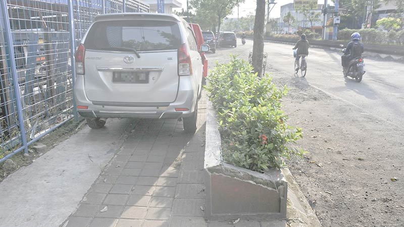 Pot Bunga Tak Halangi Parkir di Trotoar