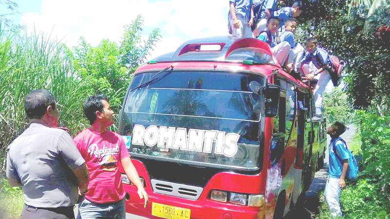 Pelajar Pinggiran Kabupaten Purbalingga Nekat Naik di Atap Bus