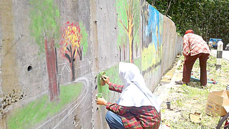 Talud di Jalan Wilayah Gandrungmangu Dijadikan Ajang Mural Bersama