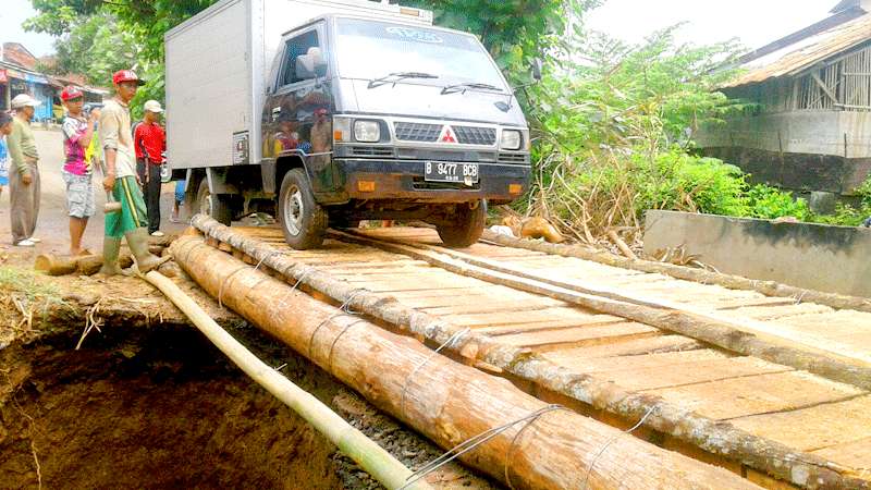 Warga Desa Rejodadi Kecamatan Cimanggu Khawatir Jembatan Darurat Ambruk
