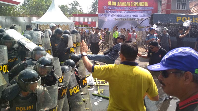 Polisi Bubarkan Massa Anarkis Pendukung Paslon Bupati Banyumas