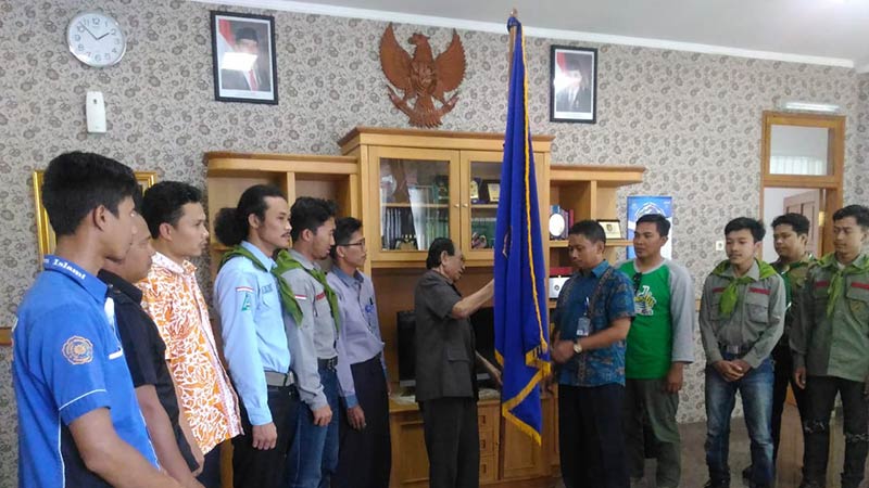 Bendera UMP Tertancap di Puncak Slamet