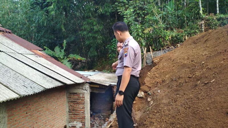 Longsor di Sumbang Timpa Rumah Warga