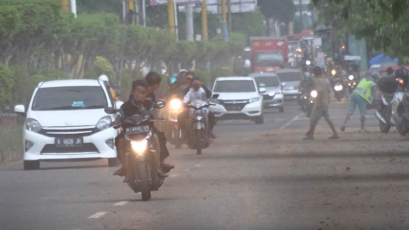 Debu di Jalan S Parman Karena Proyek Swasta