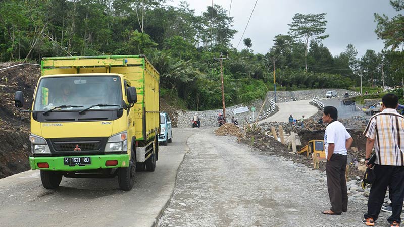 Baru Dicor, Jalan Darurat di Paweden Mulai Rusak