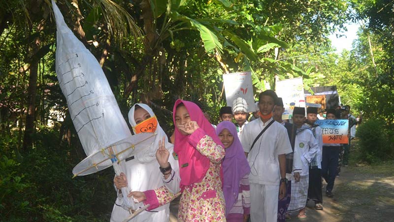 Kampanyekan Hidup Sehat, Pelajar di Kemranjen Pawai ke Pelosok Kampung