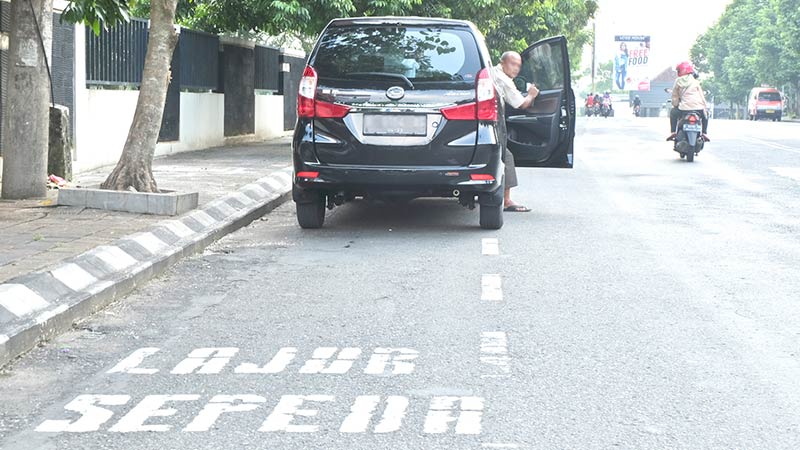 Lajur Sepeda Masih Dipakai Parkir Mobil