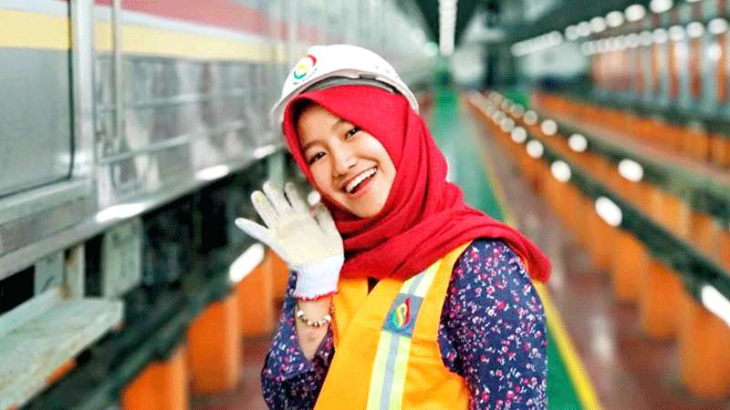 Masinis Cantik Pertama di Kereta MRT Jakarta