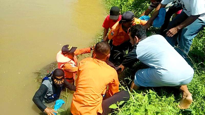 Melintas Jembatan KA, Warga Kecamatan Kesugihan Terpeleset