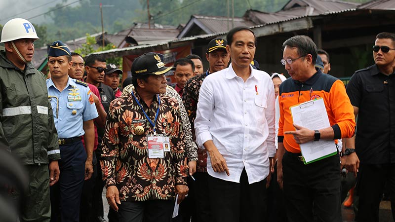 Kunjungi Korban Gempa Kalibening, Jokowi Janjikan Bantuan Sewa Rumah ...