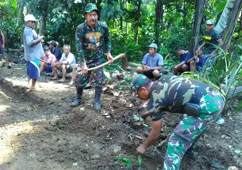 TNI dan Warga Buat Jalan Tembus