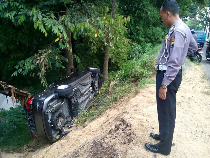 Nahasnya, Mobil Harus Rela Masuk Parit Karna Kejadian Tak Diduga