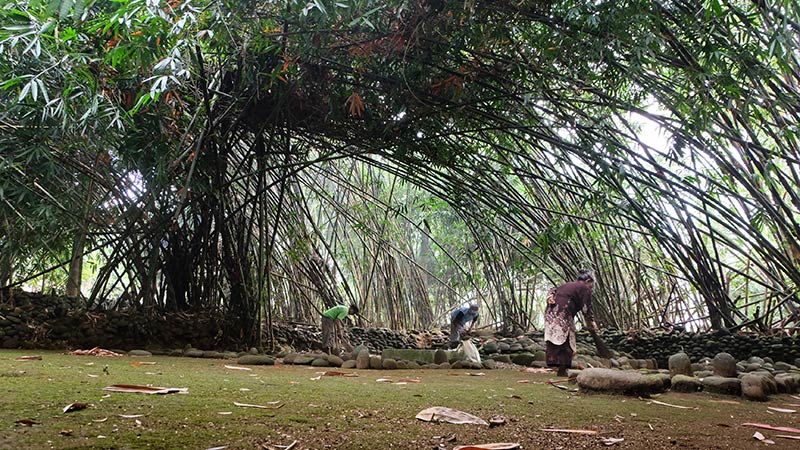 Warga Desa Karanggude Nyadran