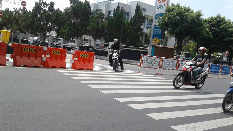 Barrier Dibuka, Kembali untuk Menyebrang Motor