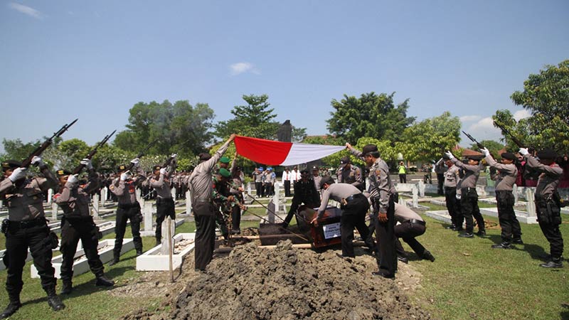 Pemakaman Dua Korban Rusuh Mako Brimob Asal Kebumen, Diwarnai Isak Tangis dan Penghormatan