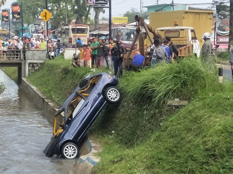 Sopir Ngantuk, Sedan Masuk Irigasi