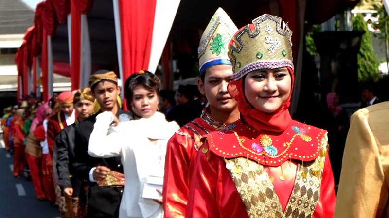 Meriahkan Hardiknas Dengan Pakaian Adat