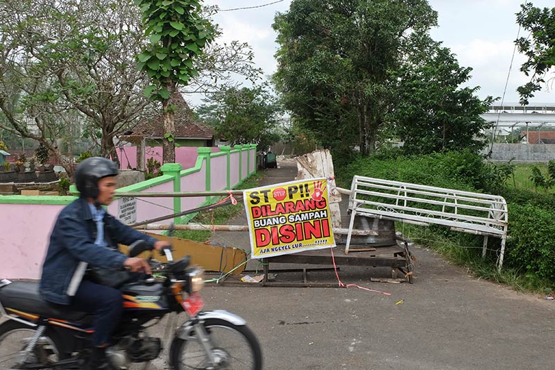 Warga Jalan Kuburan Tutup Tempat Penampungan Sampah Sementara dengan Keranda