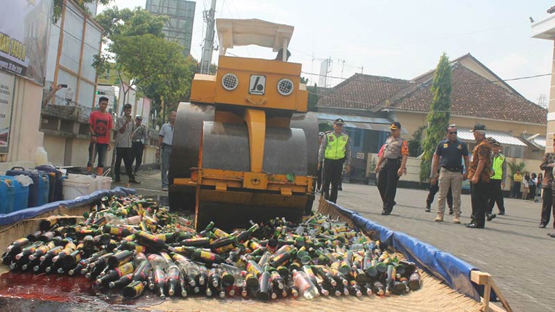 Ribuan Botol Miras Dimusnahkan di depan Mapolres Banjarnegara