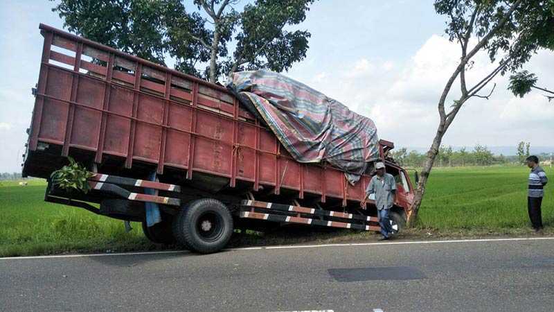 Hindari Bus, Truk Nyungsep Parit