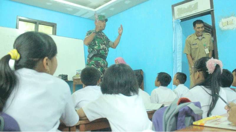 Siswa SDN 1 Jingkang Karangjambu Numpang Belajar di Rumah Warga