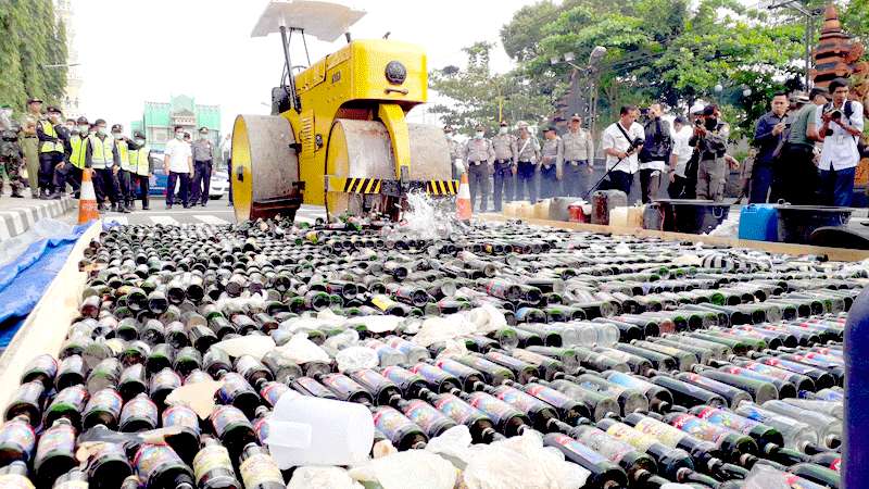 2.729 Botol Miras Dimusnahkan di Alun-alun Purbalingga