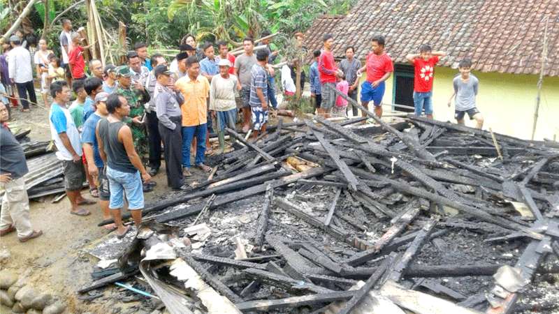 Di Rembang, Satu Rumah Terbakar Akibat Main Korek Api