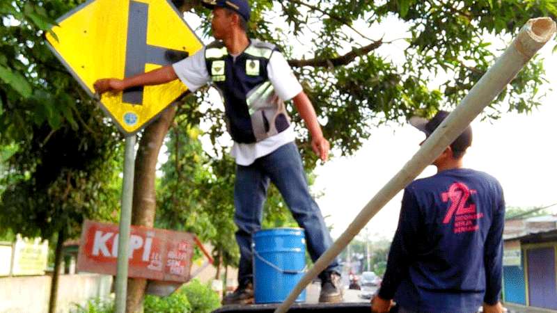 Dishub Purbalingga Bersih-Bersih Rambu Lalin