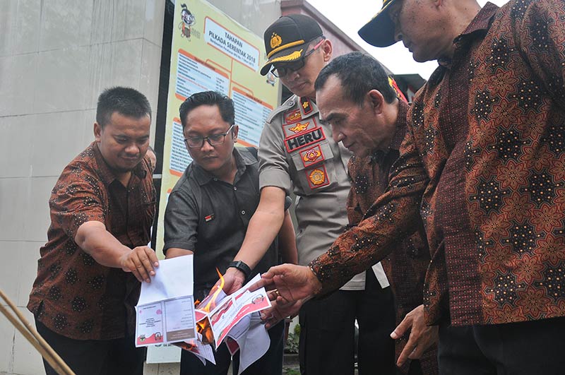 KPU Banyumas Bakar Surat Suara Tak Terpakai