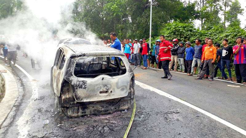 Mobil Rombongan Wisatawan Terbakar di Jalur Kutabawa Karangreja