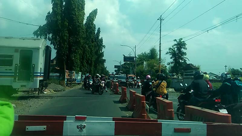 Saling Serobot di Perlintasan Kereta Api Makin Parah