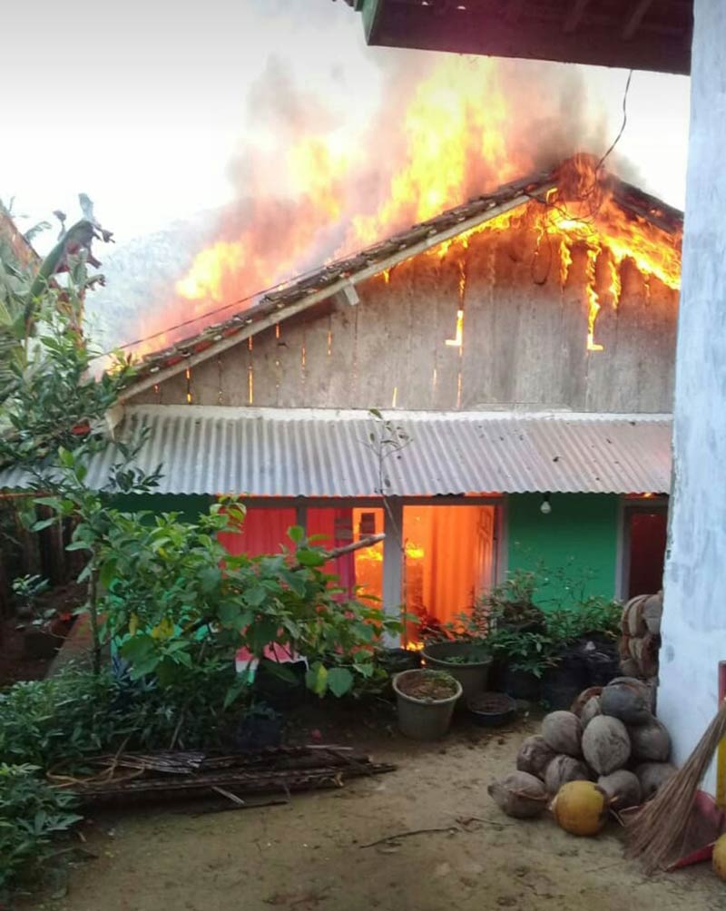 Ditinggal Salat Ied, Rumah Ludes Terbakar