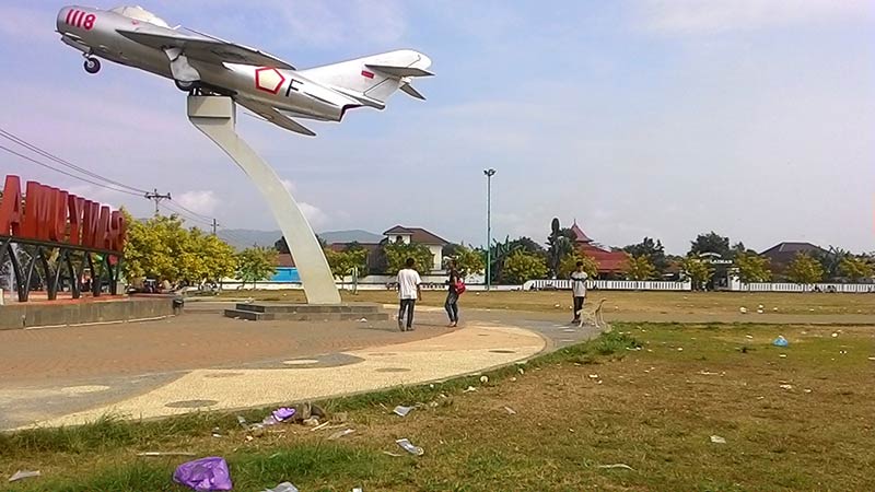 Petugas Kewalahan Atasi Sampah di Alun-alun Banyumas